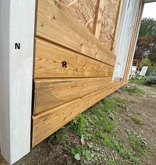 Isoleret anneks: Nederste bræt på isoleret anneks Isoleret anneks: Nederste bræt på isoleret anneks holder underkant med hjørnelisten